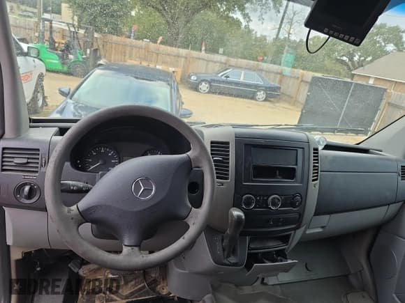 ✅ 2011 Mercedes-Benz Sprinter Cargo • VIN: WD3PE8CB7B5559847 • Lot: 44624965. Wystawiony na Copart z przebiegiem 368 370 mil. Bezpłatny archiwum sprzedaży aukcyjnych z USA i szczegółowy raport historii pojazdu na DreamBid. Zdjęcie 9.