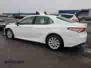 2020 Toyota Camry LE with VIN 4T1C11AK2LU861060, listed as a Copart auction lot 90739275 with 117,008 mi miles and Clean title. Bid and sale history available at DreamBid. Image 2.