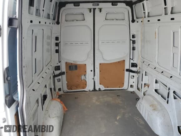 ✅ 2018 Freightliner Sprinter Cargo • VIN: WDYPE7CD7JP616380 • Lot: 77013644. Wystawiony na Copart z przebiegiem 194 981 mil. Bezpłatny archiwum sprzedaży aukcyjnych z USA i szczegółowy raport historii pojazdu na DreamBid. Zdjęcie 10.