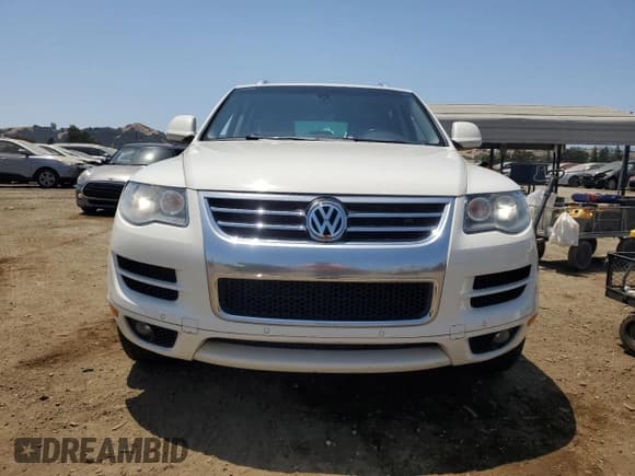 ✅ 2010 Volkswagen Touareg • VIN: WVGAK7A98AD002394 • Lot: 59429935. Wystawiony na Copart z przebiegiem 196 087 mil. Bezpłatny archiwum sprzedaży aukcyjnych z USA i szczegółowy raport historii pojazdu na DreamBid. Zdjęcie 5.