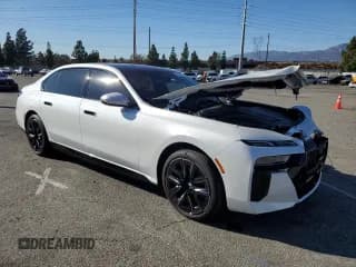 ✅ 2024 BMW i7 eDrive50 • VIN: WBY43EJ04RCS69245 • Lot: 81666614. Wystawiony na Copart z przebiegiem 4 594 mil. Bezpłatny archiwum sprzedaży aukcyjnych z USA i szczegółowy raport historii pojazdu na DreamBid. Zdjęcie 4.