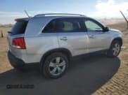 ✅ 2013 Kia Sorento EX • VIN: 5XYKUCA62DG325430 • Lot: 81089035. Wystawiony na Copart z przebiegiem 62 526 mil. Bezpłatny archiwum sprzedaży aukcyjnych z USA i szczegółowy raport historii pojazdu na DreamBid. Zdjęcie 3.