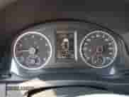 2013 Volkswagen Tiguan SE z VIN WVGAV7AX2DW023093, wystawiony jako Copart lot #64694405 z przebiegiem 137 460 mil mil oraz Szkoda całkowita • Salvage title. Historia ofert i sprzedaży dostępna na DreamBid. Obrazek 9.