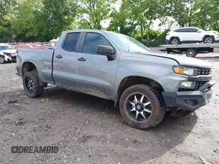 2019 Chevrolet Silverado 1500 Work Truck z VIN 1GCRWAEHXKZ328938, wystawiony jako IAAI lot #42319703 z przebiegiem 132 493 mil mil oraz . Historia ofert i sprzedaży dostępna na DreamBid. Obrazek 1.