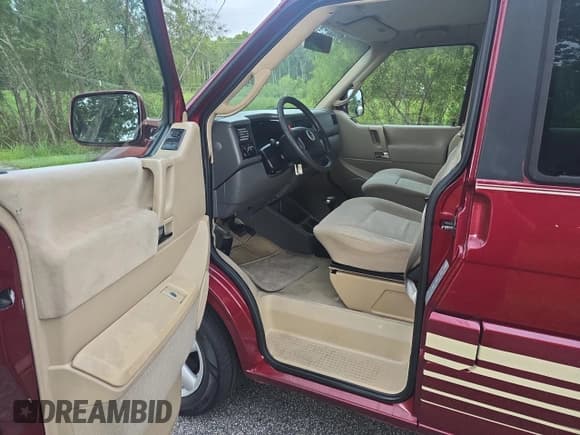 ✅ 2003 Volkswagen EuroVan GLS • VIN: WV2KB47013H019535 • Lot: 68000535. Wystawiony na Copart z przebiegiem 64 009 mil. Bezpłatny archiwum sprzedaży aukcyjnych z USA i szczegółowy raport historii pojazdu na DreamBid. Zdjęcie 9.
