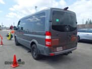 ✅ 2015 Mercedes-Benz Sprinter Passenger • VIN: WDZPE7DC1FP111850 • Lot: 41920037. Wystawiony na IAAI z przebiegiem 127 121 mil. Bezpłatny archiwum sprzedaży aukcyjnych z USA i szczegółowy raport historii pojazdu na DreamBid. Zdjęcie 3.