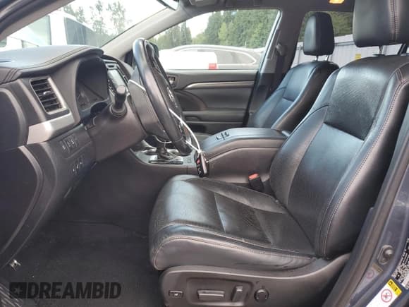 ✅ 2019 Toyota Highlander Limited • VIN: 5TDDZRFH3KS936574 • Lot: 84613905. Wystawiony na Copart z przebiegiem 58 341 mil. Bezpłatny archiwum sprzedaży aukcyjnych z USA i szczegółowy raport historii pojazdu na DreamBid. Zdjęcie 7.