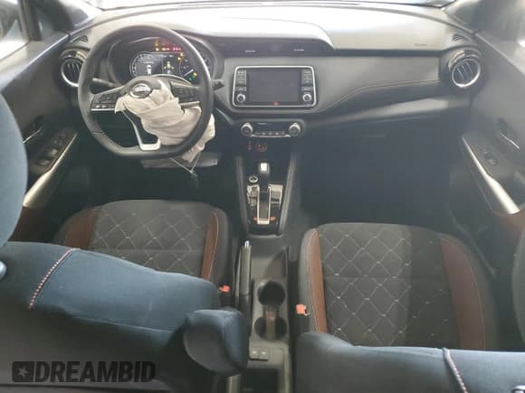 ✅ 2019 Nissan Kicks S • VIN: 3N1CP5CU1KL559540 • Lot: 93241725. Wystawiony na Copart z przebiegiem 27 586 mil. Bezpłatny archiwum sprzedaży aukcyjnych z USA i szczegółowy raport historii pojazdu na DreamBid. Zdjęcie 8.