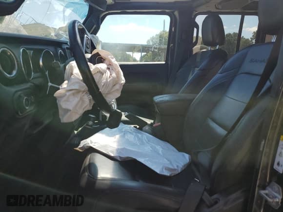 ✅ 2018 Jeep Wrangler Unlimited Sahara • VIN: 1C4HJXEN5JW302217 • Lot: 84819885. Wystawiony na Copart z przebiegiem 106 687 mil. Bezpłatny archiwum sprzedaży aukcyjnych z USA i szczegółowy raport historii pojazdu na DreamBid. Zdjęcie 7.