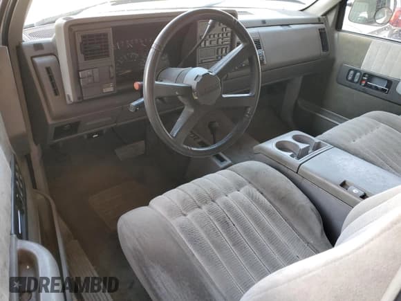 ✅ 1992 Chevrolet Silverado 1500 • VIN: 2GCEK19K0N1261392 • Лот: 50958285. Опубликован ранее на Copart с пробегом 177 601 миль. Бесплатный доступ к архиву аукционных продаж из США и подробный отчёт об истории автомобиля на DreamBid. Изображение 8.
