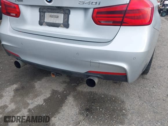 ✅ 2017 BMW 3 Series 340i xDrive • VIN: WBA8B7C39HK806640 • Lot: 43741085. Wystawiony na IAAI z przebiegiem 101 837 mil. Bezpłatny archiwum sprzedaży aukcyjnych z USA i szczegółowy raport historii pojazdu na DreamBid. Zdjęcie 18.