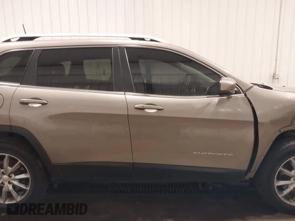 ✅ 2018 Jeep Cherokee Limited • VIN: 1C4PJMDB6JD613166 • Lot: 43260618. Wystawiony na IAAI z przebiegiem 92 627 mil. Bezpłatny archiwum sprzedaży aukcyjnych z USA i szczegółowy raport historii pojazdu na DreamBid. Zdjęcie 14.