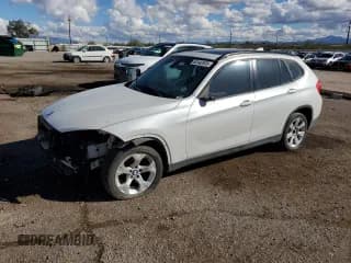 ✅ 2013 BMW X1 28i • VIN: WBAVM1C54DVL64127 • Лот: 92442935. Опубликован ранее на Copart с пробегом Не указан. Бесплатный доступ к архиву аукционных продаж из США и подробный отчёт об истории автомобиля на DreamBid. Изображение 1.