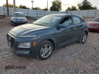 ✅ 2020 Hyundai Kona SE • VIN: KM8K12AA3LU483842 • Лот: 75537374. Опубликован ранее на Copart с пробегом 69 230 миль. Бесплатный доступ к архиву аукционных продаж из США и подробный отчёт об истории автомобиля на DreamBid. Изображение 1.