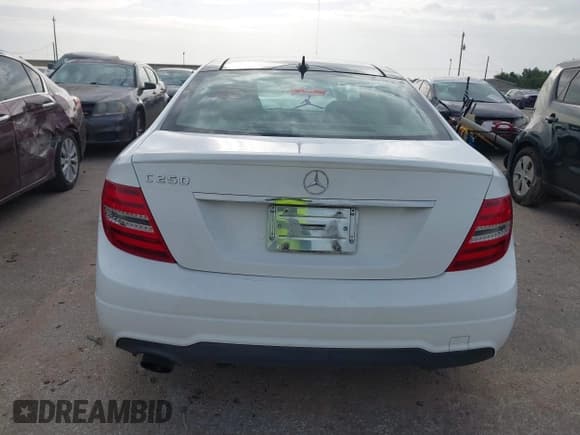 ✅ 2015 Mercedes-Benz C 250 • VIN: WDDGJ4HB9FG370183 • Lot: 42670705. Wystawiony na IAAI z przebiegiem 127 582 mil. Bezpłatny archiwum sprzedaży aukcyjnych z USA i szczegółowy raport historii pojazdu na DreamBid. Zdjęcie 16.