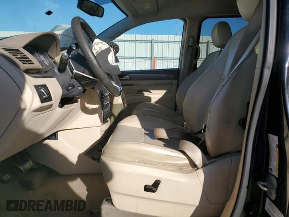 ✅ 2010 Volkswagen Routan SE • VIN: 2V4RW3D17AR231176 • Lot: 86768585. Listed on Copart with 198,699 mi. Free auction sales archive from the USA and detailed vehicle history report at DreamBid. Image 7.