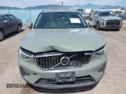 ✅ 2023 Volvo XC40 Plus Bright Theme • VIN: YV4L12UNXP2930656 • Lot: 42524396. Wystawiony na IAAI z przebiegiem 58 185 mil. Bezpłatny archiwum sprzedaży aukcyjnych z USA i szczegółowy raport historii pojazdu na DreamBid. Zdjęcie 12.