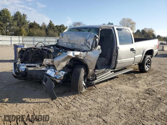 ✅ 2005 Chevrolet Silverado 2500HD LS • VIN: 1GCHK23215F832375 • Lot: 90425345. Wystawiony na Copart z przebiegiem Nie podano. Bezpłatny archiwum sprzedaży aukcyjnych z USA i szczegółowy raport historii pojazdu na DreamBid. Zdjęcie 1.