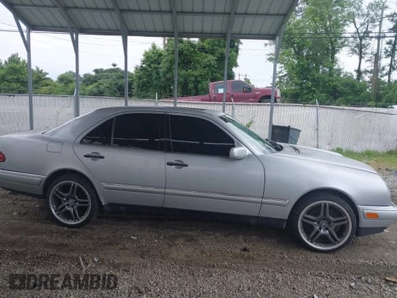 ✅ 1999 Mercedes-Benz E 320 • VIN: WDBJF65H9XA809911 • Lot: 42528124. Listed on IAAI with 173,710 mi. Free auction sales archive from the USA and detailed vehicle history report at DreamBid. Image 13.