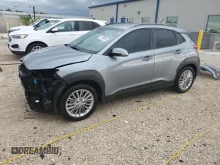 ✅ 2021 Hyundai Kona SEL • VIN: KM8K22AA3MU702670 • Лот: 74129874. Опубликован ранее на Copart с пробегом 30 229 миль. Бесплатный доступ к архиву аукционных продаж из США и подробный отчёт об истории автомобиля на DreamBid. Изображение 1.