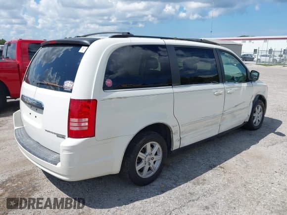 ✅ 2010 Chrysler Town & Country LX • VIN: 2A4RR2D15AR392468 • Lot: 43015328. Wystawiony na IAAI z przebiegiem 165 515 mil. Bezpłatny archiwum sprzedaży aukcyjnych z USA i szczegółowy raport historii pojazdu na DreamBid. Zdjęcie 4.
