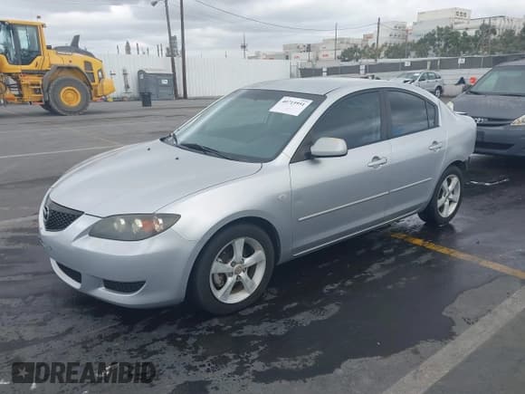 ✅ 2005 Mazda 3 i • VIN: JM1BK12F051287528 • Lot: 40715951. Wystawiony na IAAI z przebiegiem 224 958 mil. Bezpłatny archiwum sprzedaży aukcyjnych z USA i szczegółowy raport historii pojazdu na DreamBid. Zdjęcie 2.