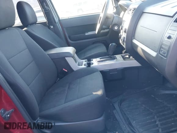 ✅ 2010 Ford Escape XLT • VIN: 1FMCU9DG9AKA87993 • Lot: 42068919. Wystawiony na IAAI z przebiegiem Nie podano. Bezpłatny archiwum sprzedaży aukcyjnych z USA i szczegółowy raport historii pojazdu na DreamBid. Zdjęcie 5.