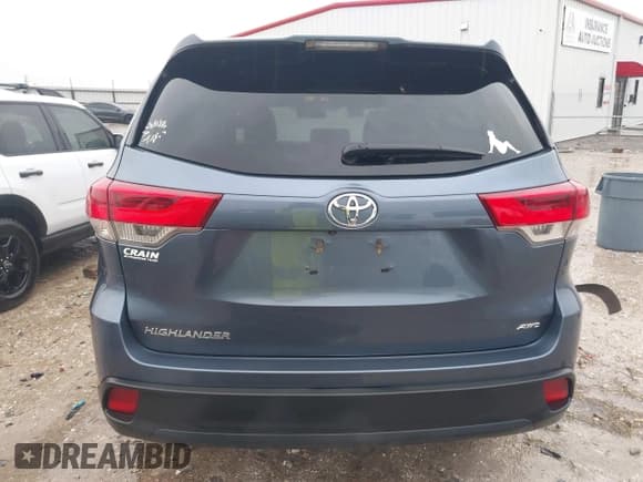✅ 2018 Toyota Highlander LE • VIN: 5TDBZRFH0JS840018 • Lot: 41621355. Wystawiony na IAAI z przebiegiem 128 495 mil. Bezpłatny archiwum sprzedaży aukcyjnych z USA i szczegółowy raport historii pojazdu na DreamBid. Zdjęcie 17.