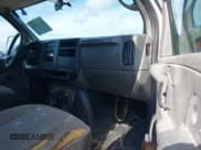 ✅ 2005 Chevrolet Express Cargo • VIN: 1GCGG25V151148606 • Lot: 43766191. Wystawiony na IAAI z przebiegiem 326 269 mil. Bezpłatny archiwum sprzedaży aukcyjnych z USA i szczegółowy raport historii pojazdu na DreamBid. Zdjęcie 5.