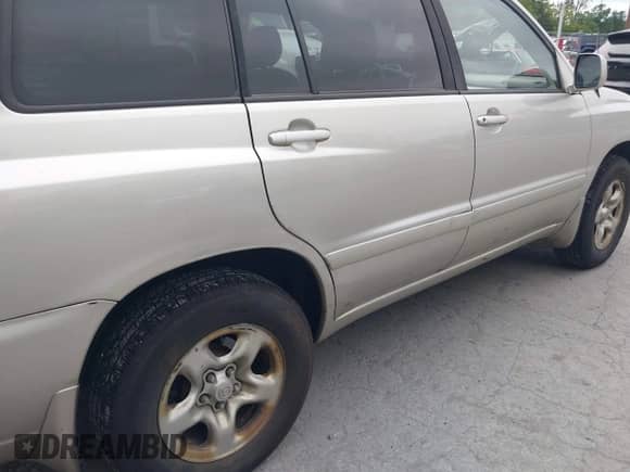 2004 Toyota Highlander z VIN JTEGD21AX40085842, wystawiony jako IAAI lot #43026363 z przebiegiem 306 121 mil mil oraz . Historia ofert i sprzedaży dostępna na DreamBid. Obrazek 14.