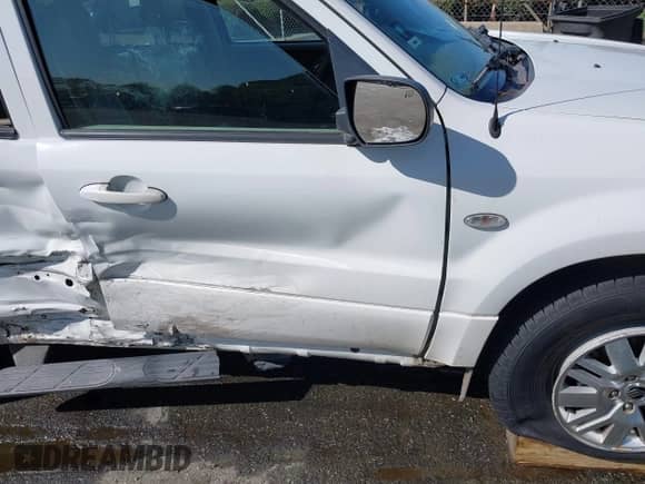 2005 Mercury Mariner Luxury z VIN 4M2CU56165DJ21267, wystawiony jako IAAI lot #41934003 z przebiegiem Nie podano mil oraz . Historia ofert i sprzedaży dostępna na DreamBid. Obrazek 17.