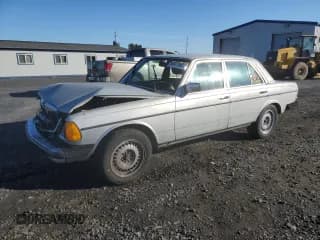 ✅ 1983 Mercedes-Benz 300 D • VIN: WDBAB33A5DB024470 • Лот: 86607985. Опубликован ранее на Copart с пробегом 181 628 миль. Бесплатный доступ к архиву аукционных продаж из США и подробный отчёт об истории автомобиля на DreamBid. Изображение 1.