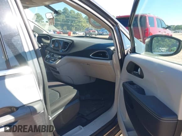 ✅ 2020 Chrysler Voyager L • VIN: 2C4RC1AG3LR210134 • Lot: 43590463. Listed on IAAI with 41,312 mi. Free auction sales archive from the USA and detailed vehicle history report at DreamBid. Image 5.