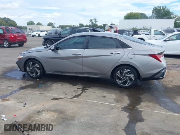✅ 2024 Hyundai Elantra Limited • VIN: KMHLP4DG4RU662057 • Lot: 43411119. Listed on IAAI with 25,102 mi. Free auction sales archive from the USA and detailed vehicle history report at DreamBid. Image 14.