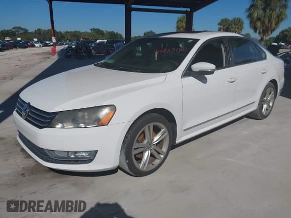 ✅ 2015 Volkswagen Passat SE • VIN: 1VWBS7A31FC075556 • Лот: 43933180. Опубликован ранее на IAAI с пробегом 131 543 миль. Бесплатный доступ к архиву аукционных продаж из США и подробный отчёт об истории автомобиля на DreamBid. Изображение 2.