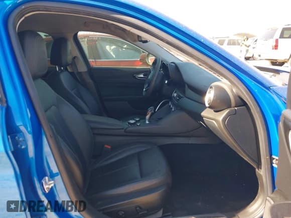 ✅ 2018 Alfa Romeo Giulia • VIN: ZARFAEBN0J7566218 • Лот: 43607102. Опубликован ранее на IAAI с пробегом 27 779 миль. Бесплатный доступ к архиву аукционных продаж из США и подробный отчёт об истории автомобиля на DreamBid. Изображение 5.