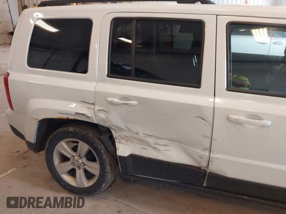✅ 2017 Jeep Patriot Latitude • VIN: 1C4NJPFB9HD153968 • Lot: 42182985. Listed on IAAI with 93,224 mi. Free auction sales archive from the USA and detailed vehicle history report at DreamBid. Image 6.