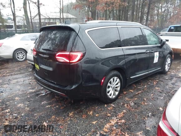 ✅ 2018 Chrysler Pacifica Touring L • VIN: 2C4RC1BGXJR260928 • Lot: 43825608. Wystawiony na IAAI z przebiegiem 147 551 mil. Bezpłatny archiwum sprzedaży aukcyjnych z USA i szczegółowy raport historii pojazdu na DreamBid. Zdjęcie 4.