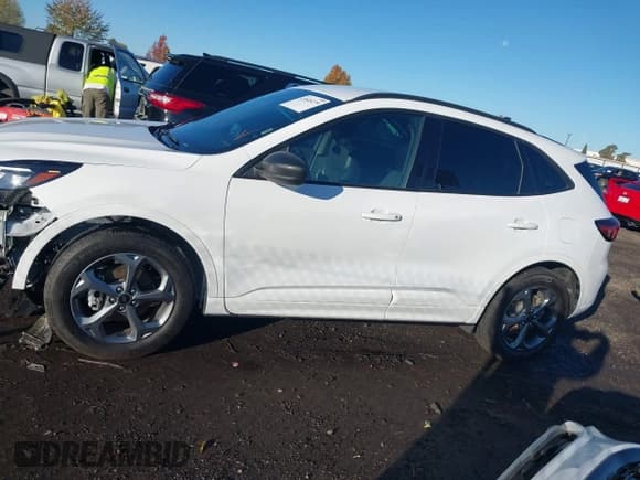 ✅ 2023 Ford Escape ST-Line • VIN: 1FMCU9MNXPUA27801 • Lot: 43645279. Wystawiony na IAAI z przebiegiem 45 704 mil. Bezpłatny archiwum sprzedaży aukcyjnych z USA i szczegółowy raport historii pojazdu na DreamBid. Zdjęcie 15.