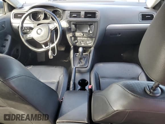 ✅ 2015 Volkswagen Jetta SE • VIN: 3VWD07AJ3FM414376 • Lot: 90452245. Wystawiony na Copart z przebiegiem 147 969 mil. Bezpłatny archiwum sprzedaży aukcyjnych z USA i szczegółowy raport historii pojazdu na DreamBid. Zdjęcie 8.