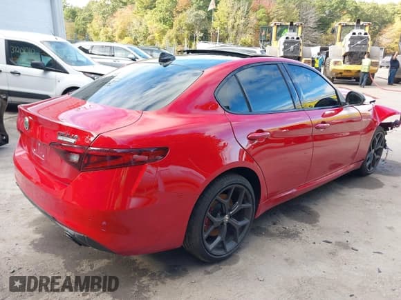✅ 2020 Alfa Romeo Giulia Ti • VIN: ZARFANBN6L7634914 • Lot: 43903320. Wystawiony na IAAI z przebiegiem 39 320 mil. Bezpłatny archiwum sprzedaży aukcyjnych z USA i szczegółowy raport historii pojazdu na DreamBid. Zdjęcie 4.