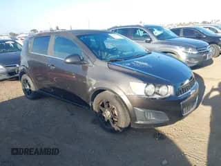 2013 Chevrolet Sonic LT с VIN 1G1JD6SB6D4227761, выставлен на аукционе IAAI как лот 42692104 с пробегом 162 600 миль миль и . История ставок и продаж доступна на DreamBid. Изображение 1.