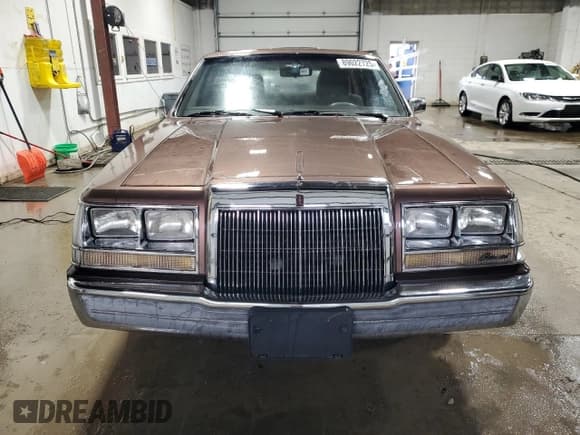 ✅ 1987 Lincoln Continental • VIN: 1LNBM98F5HY632544 • Lot: 89022725. Wystawiony na Copart z przebiegiem 93 644 mil. Bezpłatny archiwum sprzedaży aukcyjnych z USA i szczegółowy raport historii pojazdu na DreamBid. Zdjęcie 5.