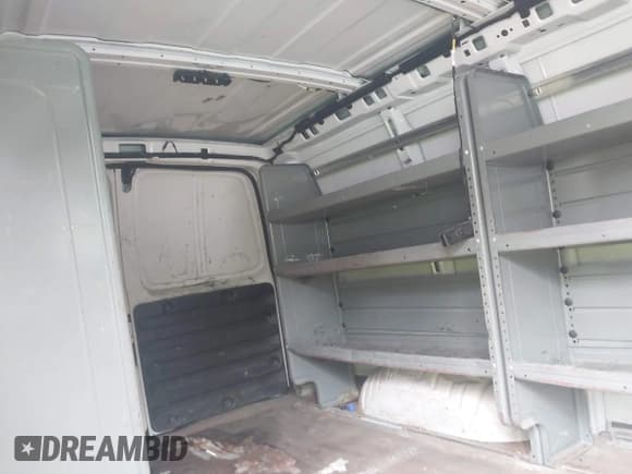 ✅ 2015 Chevrolet Express Cargo • VIN: 1GCWGFCF6F1143899 • Lot: 42993006. Wystawiony na IAAI z przebiegiem 151 900 mil. Bezpłatny archiwum sprzedaży aukcyjnych z USA i szczegółowy raport historii pojazdu na DreamBid. Zdjęcie 8.