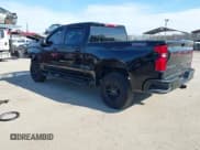 ✅ 2023 Chevrolet Silverado 1500 Custom Trail Boss • VIN: 3GCPDCEK2PG137008 • Lot: 41492242. Wystawiony na IAAI z przebiegiem 13 264 mil. Bezpłatny archiwum sprzedaży aukcyjnych z USA i szczegółowy raport historii pojazdu na DreamBid. Zdjęcie 3.