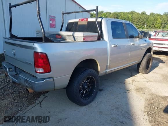 ✅ 2009 Dodge 1500 Laramie • VIN: 1D3HB13TX9S765945 • Lot: 42655560. Wystawiony na IAAI z przebiegiem 311 304 mil. Bezpłatny archiwum sprzedaży aukcyjnych z USA i szczegółowy raport historii pojazdu na DreamBid. Zdjęcie 4.