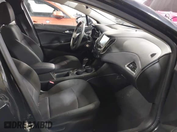 ✅ 2018 Chevrolet Cruze LT • VIN: 1G1BE5SMXJ7229309 • Lot: 43327986. Wystawiony na IAAI z przebiegiem 98 751 mil. Bezpłatny archiwum sprzedaży aukcyjnych z USA i szczegółowy raport historii pojazdu na DreamBid. Zdjęcie 5.