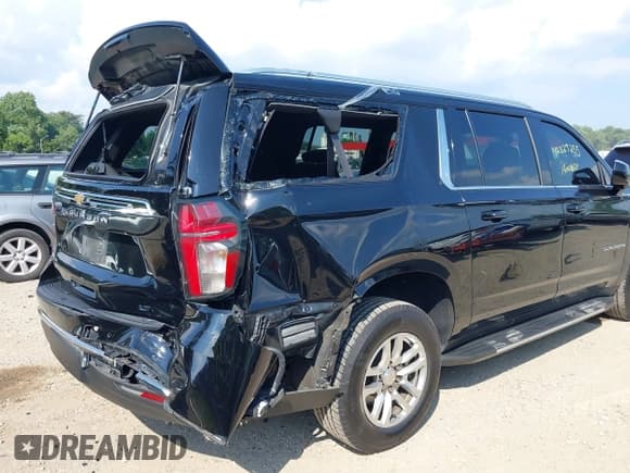✅ 2022 Chevrolet Suburban LT • VIN: 1GNSKCKD1NR192219 • Lot: 42829255. Listed on IAAI with 214,477 mi. Free auction sales archive from the USA and detailed vehicle history report at DreamBid. Image 17.
