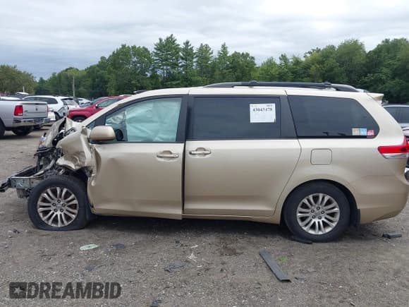 ✅ 2013 Toyota Sienna XLE AAS • VIN: 5TDYK3DC0DS342750 • Lot: 43043478. Listed on IAAI with 131,580 mi. Free auction sales archive from the USA and detailed vehicle history report at DreamBid. Image 15.