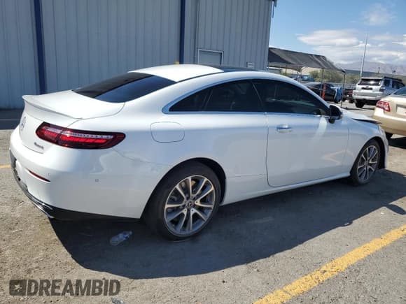 ✅ 2023 Mercedes-Benz E 450 • VIN: W1K1J5KB8PF207651 • Lot: 71499435. Wystawiony na Copart z przebiegiem 8 985 mil. Bezpłatny archiwum sprzedaży aukcyjnych z USA i szczegółowy raport historii pojazdu na DreamBid. Zdjęcie 3.